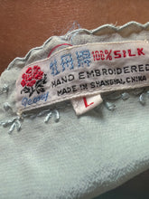 Load image into Gallery viewer, Camicia da notte vintage anni ’50 in seta color celeste firmata Peony