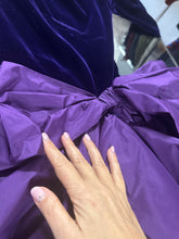 Load image into Gallery viewer, Abito Bow in velluto viola 80s
