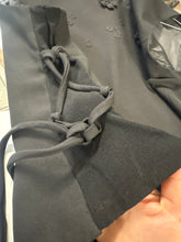 Load image into Gallery viewer, Top Sartoriale nero con applicazioni floreali 90s