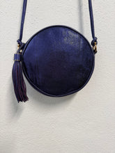 Load image into Gallery viewer, Salvatore Ferragamo – Borsa tonda in pelle effetto rettile viola (collezione 2012)