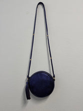 Load image into Gallery viewer, Salvatore Ferragamo – Borsa tonda in pelle effetto rettile viola (collezione 2012)
