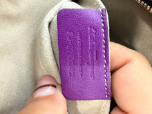 Load image into Gallery viewer, Salvatore Ferragamo – Borsa tonda in pelle effetto rettile viola (collezione 2012)