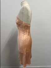 Load image into Gallery viewer, Sottoveste sartoriale vintage anni ’40 in seta rosa cipria