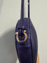Load image into Gallery viewer, Salvatore Ferragamo – Borsa tonda in pelle effetto rettile viola (collezione 2012)