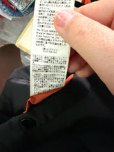 Load image into Gallery viewer, Bomber ALPHA smanicato nero acquistato a Tokyo