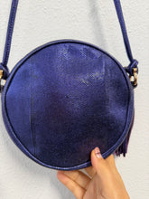Load image into Gallery viewer, Salvatore Ferragamo – Borsa tonda in pelle effetto rettile viola (collezione 2012)