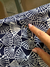 Load image into Gallery viewer, Yutaka blu e bianca con stampe VENTAGLIO 50s acquistata Kyoto