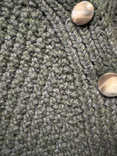Load image into Gallery viewer, Cardigan realizzato a mano color verde petrolio mélange