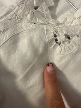 Load image into Gallery viewer, Completo top e gonna con ricamo ad intaglio antico