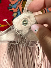 Load image into Gallery viewer, Gonna frange in camoscio rosa 80s