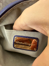 Load image into Gallery viewer, Salvatore Ferragamo – Borsa tonda in pelle effetto rettile viola (collezione 2012)
