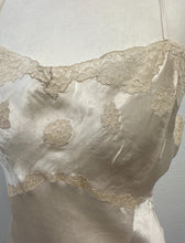 Load image into Gallery viewer, Sottoveste sartoriale vintage anni ’50 in raso di seta con pizzo