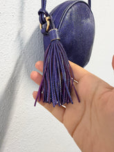 Load image into Gallery viewer, Salvatore Ferragamo – Borsa tonda in pelle effetto rettile viola (collezione 2012)