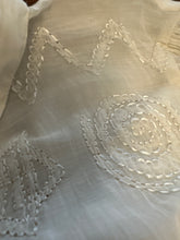 Load image into Gallery viewer, Abito bianco a camicia con ricami
