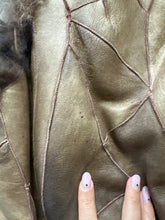 Load image into Gallery viewer, Bomber smanicato in montone 80s