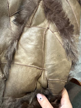 Load image into Gallery viewer, Bomber smanicato in montone 80s