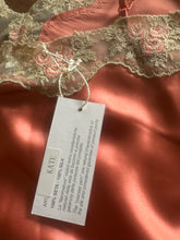 Load image into Gallery viewer, Top sottoveste Vivis – anni ’90 – rosa antico in pura seta