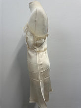 Load image into Gallery viewer, Sottoveste sartoriale vintage anni ’50 in raso di seta con pizzo