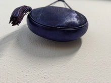 Load image into Gallery viewer, Salvatore Ferragamo – Borsa tonda in pelle effetto rettile viola (collezione 2012)