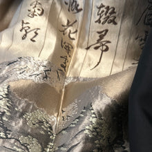 Load image into Gallery viewer, Kimono maschile in seta nero e oro