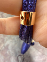 Load image into Gallery viewer, Salvatore Ferragamo – Borsa tonda in pelle effetto rettile viola (collezione 2012)