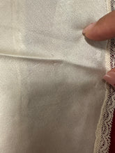 Load image into Gallery viewer, Sottoveste sartoriale vintage anni ’50 in raso di seta con pizzo