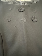 Load image into Gallery viewer, Top Sartoriale nero con applicazioni floreali 90s
