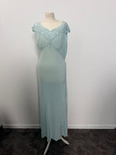 Load image into Gallery viewer, Camicia da notte vintage anni ’50 in seta color celeste firmata Peony