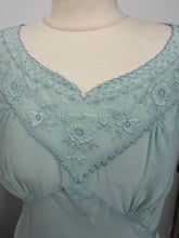 Load image into Gallery viewer, Camicia da notte vintage anni ’50 in seta color celeste firmata Peony