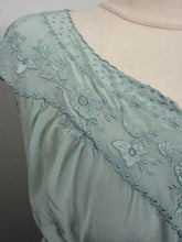 Load image into Gallery viewer, Camicia da notte vintage anni ’50 in seta color celeste firmata Peony
