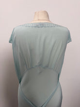 Load image into Gallery viewer, Camicia da notte vintage anni ’50 in seta color celeste firmata Peony