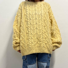 Load image into Gallery viewer, Maglione over color burro – Made in Japan