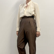 Load image into Gallery viewer, Camicia color burro in seta 70s/80s