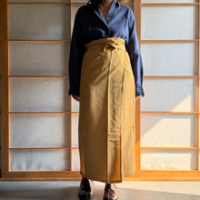 Load image into Gallery viewer, Gonna a grembiule color senape Chitose made in Japan.
Nuova, mai indossata.