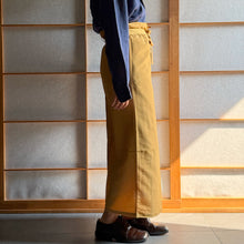 Load image into Gallery viewer, Gonna a grembiule color senape Chitose made in Japan.
Nuova, mai indossata.