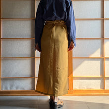 Load image into Gallery viewer, Gonna a grembiule color senape Chitose made in Japan.
Nuova, mai indossata.