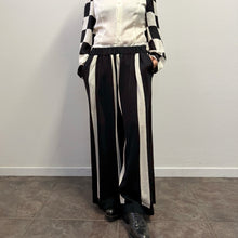 Load image into Gallery viewer, Pantaloni a righe verticali bianche e nere