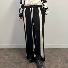 Load image into Gallery viewer, Pantaloni a righe verticali bianche e nere