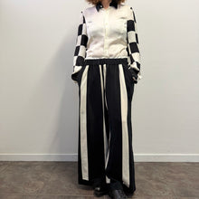 Load image into Gallery viewer, Pantaloni a righe verticali bianche e nere