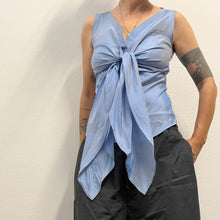 Load image into Gallery viewer, Top vintage Cristina Pitteri in shantung di seta color celeste, realizzato nei primi anni 2000.