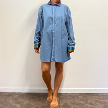 Load image into Gallery viewer, Camicia vintage Etro anni 2000 in denim con dettagli jacquard multicolore.