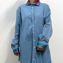 Load image into Gallery viewer, Camicia vintage Etro anni 2000 in denim con dettagli jacquard multicolore.