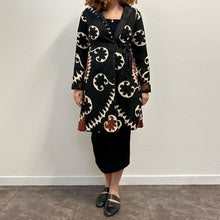 Load image into Gallery viewer, Giacca con ricamo Suzani damodara