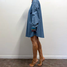 Load image into Gallery viewer, Camicia vintage Etro anni 2000 in denim con dettagli jacquard multicolore.