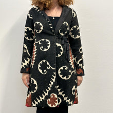 Load image into Gallery viewer, Giacca con ricamo Suzani damodara