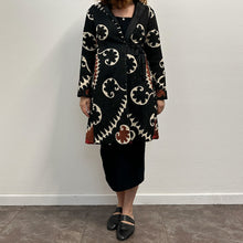 Load image into Gallery viewer, Giacca con ricamo Suzani damodara