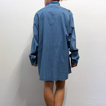 Load image into Gallery viewer, Camicia vintage Etro anni 2000 in denim con dettagli jacquard multicolore.