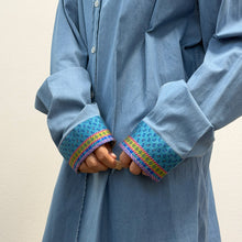 Load image into Gallery viewer, Camicia vintage Etro anni 2000 in denim con dettagli jacquard multicolore.