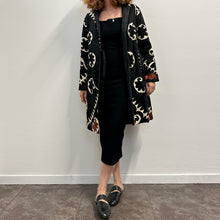 Load image into Gallery viewer, Giacca con ricamo Suzani damodara