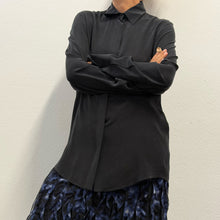 Load image into Gallery viewer, Camicia Valentino in seta lavata nera